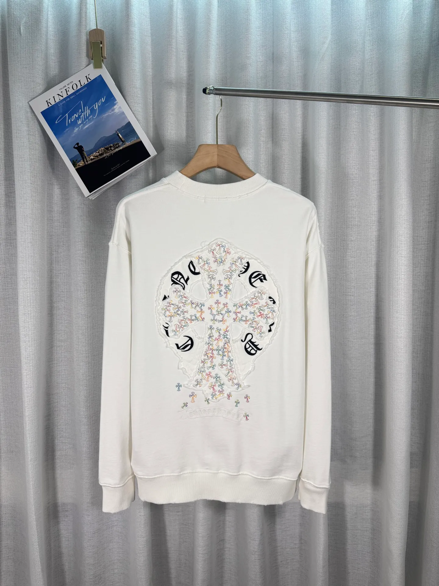 P270 top version, real shot without P, ​​different from market currency) 𝗖𝗵𝗿𝗼𝗺𝗲 𝗛𝗲𝗮𝗿𝘁𝘀/Cro Xin 2025 Bi Wen Dyed and Worn Autumn and Winter New Original Single Counter American Laser Burnt Bi Wen Dyed and Worn Couple Casual Sweater 👑The highest version! Customized fabric 430g tripe terry fabric! American acid washed distressed original denim with burnt flowers ✟appliqué embroidery and exquisite embroidery of letters! The best-selling model in the counter, very comfortable to wear. Accessories: original molded and authenticated collar label➕100% silk wash label. Genuine purchase-grade original hangtag➕matching hanging rope➕3D hanging beads➕original packaging bag. Craftsmanship: The original version has consistent wiring! The highest version of the armhole matching technique! Color: White Black Size: S M L XL Style No.: 9327